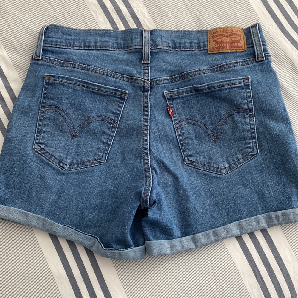 Women’s Levi shorts - Picture 5 of 6